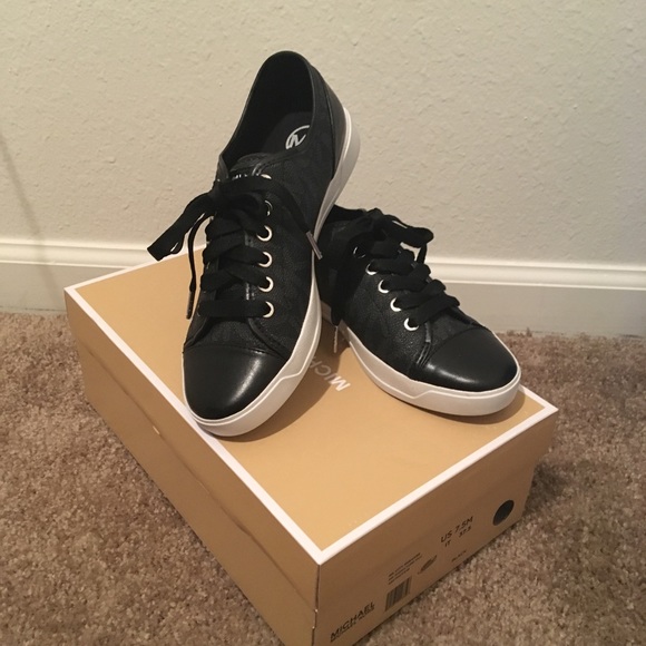 Last 1 Micheal Kors Signature PVC Sneakers - Picture 2 of 8
